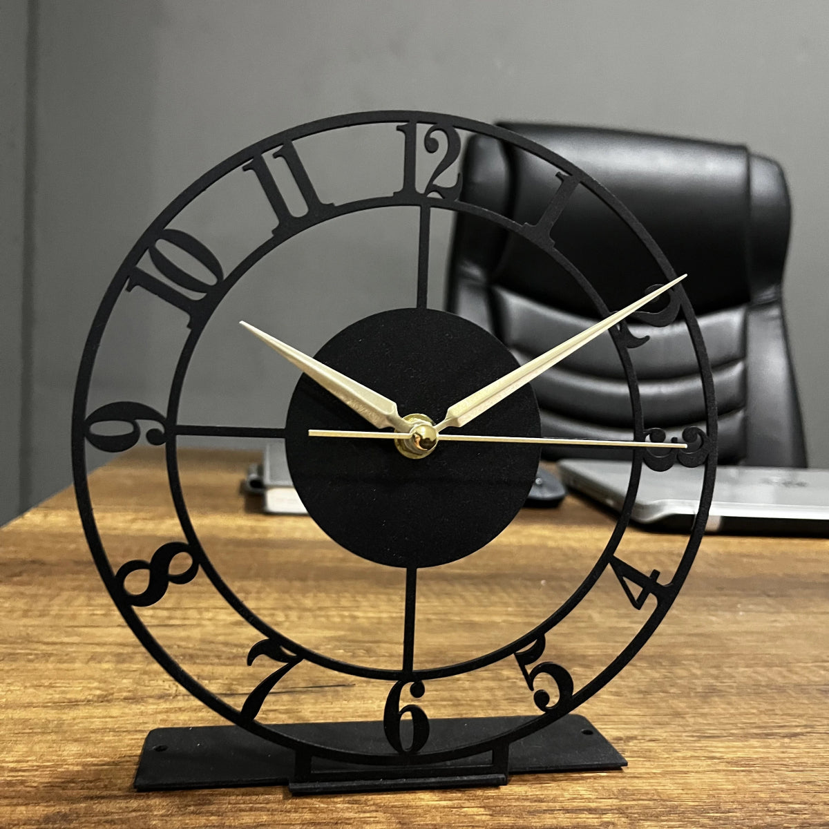 Minimalist Tabletop Clock With Metal Frame - Image 4