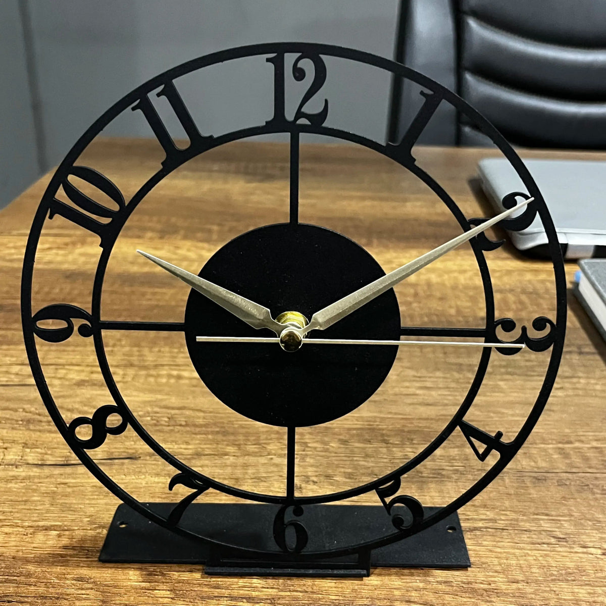 Minimalist Tabletop Clock With Metal Frame - Image 3